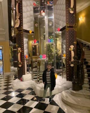 Tina Barrett Instagram - Post #christmas #treat @claridgeshotel #sqa #bliss #familytime 🤍🩷❄️🎄🥂😻✨