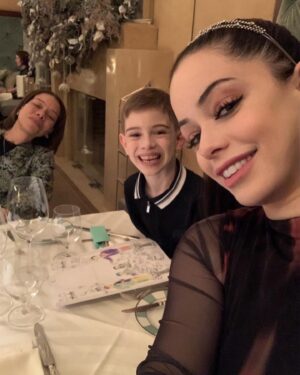 Tina Barrett Instagram - Post #christmas #treat @claridgeshotel #sqa #bliss #familytime 🤍🩷❄️🎄🥂😻✨