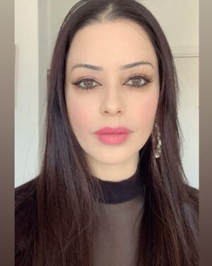 Tina Barrett Instagram - #liquideyeliner #middleparting #vibes 🖤
