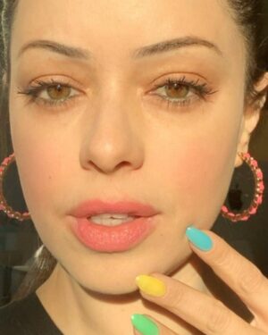 Tina Barrett Instagram - Somewhere over the rainbow ✨ #manicure #nailart #saturdayvibes 💅🌈🩷💋