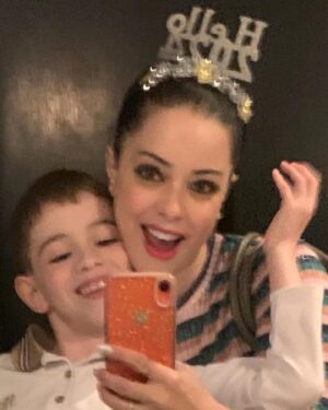 Tina Barrett Instagram - #happynewyear wishing you all health, wealth, happiness and prosperity in #2024 stay blessed love ya 🥂🩷🙌🎉🙏💋