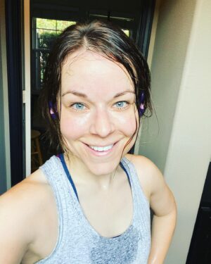 Tina Majorino Instagram - Cried while it happened, Smiled cause it’s over. 🍑 #LegDay #HappyMondee #GoGetEm