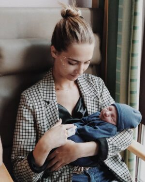 Tinne Oltmans Instagram - Geluk zit in momenten, ineens overvalt het u. 💙👑
Een verjaardagstaart met frambozen en uw familie. Doen wat ge graag wilt doen. Iemand die u graag ziet. Vrienden en vriendinnen. Eten op een adembenemende plek. Even niets moeten.
Op mijn 26e speelde ik mee in Grensoverschrijdend, tekende ik bij Universal, speelde in een Nederlandse bioscoopfilm #Misfit2, heb ik zo veel gereisd en nog zó veel meer. Zo benieuwd wat 27 jaar brengt! Bring it on!