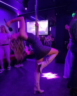 Tinne Oltmans Instagram - Well.. that escalated quickly from karaoke animal to professional pole dancer. 
Swipe to last.. #ikhebditéchtnognooitgedaan
#birthday #karaoke #poledance @joyt.antwerpen