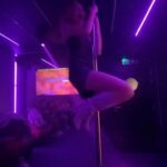 Tinne Oltmans Instagram - Well.. that escalated quickly from karaoke animal to professional pole dancer. Swipe to last.. #ikhebditéchtnognooitgedaan #birthday #karaoke #poledance @joyt.antwerpen
