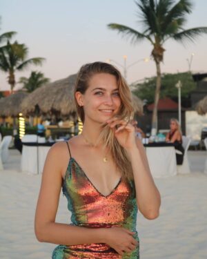 Tinne Oltmans Instagram - Sunset dinner met de voetjes in zand en uiteraard: glittertjes. ♡
#teamglitter #travel #aruba