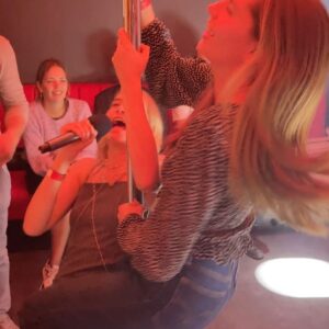 Tinne Oltmans Instagram - Well.. that escalated quickly from karaoke animal to professional pole dancer. 
Swipe to last.. #ikhebditéchtnognooitgedaan
#birthday #karaoke #poledance @joyt.antwerpen