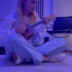 Tinne Oltmans Instagram - Songwrite journal: Ik zoek een goede balans tussen up tempo en ballads maar die zoektocht is niet makkelijk. Ik heb namelijk een zachte en een outgoing kant en het is belangrijk van mij om beiden te laten bestaan. Hope you enjoy the journey! Ps: the Tiny club saw it first 🧡 #vlog #songwrite #singer