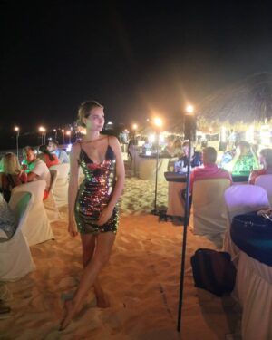 Tinne Oltmans Instagram - Sunset dinner met de voetjes in zand en uiteraard: glittertjes. ♡
#teamglitter #travel #aruba
