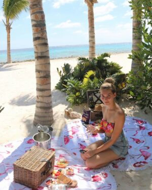Tinne Oltmans Instagram - Lunch on the most beautiful island of the world. 💕
#travel #Aruba #onehappyisland