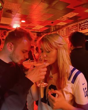 Tinne Oltmans Instagram - Aftellen naar volgend weekend!🍸
Presave “Feestje In M’n Hoofd” nu, DM me een screenshot en dan speel ik het deze zaterdag op mijn optreden in Ekeren (16u) nog voor de song uit is. Speaking about exclusive 😏
#FeestjeInMnHoofd