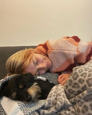 Tinne Oltmans Instagram - How’s life lately-dump 💙

1. Festivals
2. Friends & sunsets
3. Naar Hamburg rijden voor Elindo zijn laatste Frozen show. You were amazing. I love you. 🩵
4. Gentse Feesten. Wat een stap in de journey!
5. Dogsitting Nina
6. Rainbows on stage
7. Meer dan vijf miljoen streams voor Lisa. Whut?! Enjoy the last season!

#FeestjeInMnHoofd #GhostRockers #LisaVtm #explore #Singer #songwriting #music #thetinyclub