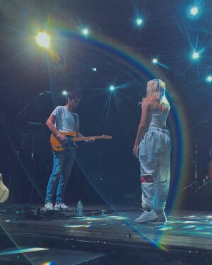 Tinne Oltmans Instagram - How’s life lately-dump 💙

1. Festivals
2. Friends & sunsets
3. Naar Hamburg rijden voor Elindo zijn laatste Frozen show. You were amazing. I love you. 🩵
4. Gentse Feesten. Wat een stap in de journey!
5. Dogsitting Nina
6. Rainbows on stage
7. Meer dan vijf miljoen streams voor Lisa. Whut?! Enjoy the last season!

#FeestjeInMnHoofd #GhostRockers #LisaVtm #explore #Singer #songwriting #music #thetinyclub