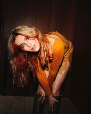 Tinne Oltmans Instagram - Let’s party. 
Mijn nieuwe single “Feestje in m’n hoofd” is nu uit! 🧡

Link in bio.

Liefde naar het team:
Photo: @gwennyeeckels 
MUAH: @mitchfix 
Haircolor: @jochenvanhoudt
Styling: myself ✨
Belgian, sustainable & vintage fashion: @__fragille__ @borrenberghs @luxeparel
#FeestjeInMnHoofd