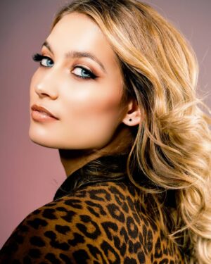 Tinne Oltmans Instagram - Feeling like an international bombass pop rock artist thanks to @tomvmakeup ❤💄
MORGEN LIVE OP @radio2vrt LEUK NIEUWS - TUNE IN OM 10u!
Photo @glenn.verbraeken - @bonnieandclydestudios