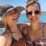 Tinne Oltmans Instagram - Zonnehoeden, ze zijn zo.. functioneel?💛 Na anderhalf jaar is het eindelijk weer zo ver, we mogen weer een stukje van de wereld samen ontdekken!