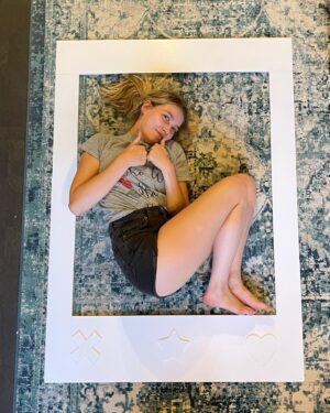 Tinne Oltmans Instagram - 3 jaar eigen muziek maken.
3 jaar Verdrijf Me.
1 jaar Wat Je Doet Met Mij.
3 jaar genieten🧡

Dank jullie wel! Swipe voor een throwback.