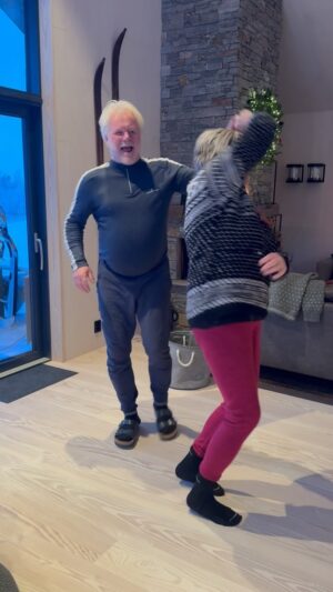 Tiril Sjåstad Christiansen Instagram - Litt mandagsmagi på hytta fra de to stjernene her 🌟 Finnes det noen der ute som ikke blir glad av å danse? Herreli, vi skulle dansa mye mer i livene våre, er så herlig 💃🏼