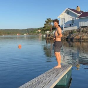 Tiril Sjåstad Christiansen Instagram - Årets første pioner 🌸 Krabbefiske 🦀 Vårmarked på Sandøya 🐚 Sene kvelder på verandaen 🌇 Reker 🦐 Vafler 🧇 og morgenbad 🏊🏼‍♂️ eller som vi sier her på Sørlandet, SMEIGEDAG, eller i dette tilfellet, en skikkelig SMEIGEHELG på hytta 🙏🏼