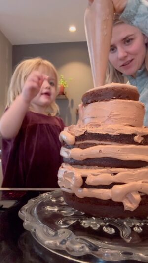 Tiril Sjåstad Christiansen Instagram - 1 minutt kakebaking med Vega som fyller 3 år i morgen 🎈matlaging med ungene er virkelig noe av det gøyeste som finnes!