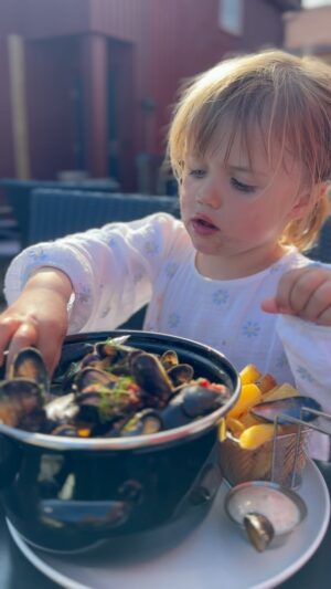 Tiril Sjåstad Christiansen Instagram - Årets første Moules frites 🦪 Små gleder på en solrik dag med Vega som kjører leksjon i hvordan spise blåskjell!