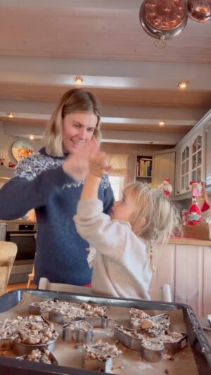 Tiril Sjåstad Christiansen Instagram - Jeg er stor fan av hjemmelagde julegaver 🙏🏼 Og det trenger ikke være no voldsomme greier, hjemmelaget fuglemat av brødrester og annet snaks du har liggende i skapet for eksempel. Gøy å lage med barna, koster minimalt og varmer både de du gir det til og garantert de som skal kose seg med det ute i kulden 🐦‍⬛ 

Med alt som skjer ute i den store verdenen om dagen syns jeg vi skal rette blikket vårt opp fra gavehysteri og julekaos.. Nyt heller tiden frem mot jul med de du er glad i, naboen din, familien din, vennene dine, kollegene dine og ikke minst barna dine! Bruk tiden frem mot jul sammen, lag mat sammen, dans sammen, syng sammen, se på en julefilm sammen, bak sammen, lag en snømann sammen, spill spill sammen og lag hjemmelagde gaver og kort, sammen ❤️