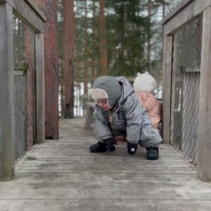 Tiril Sjåstad Christiansen Instagram - Å bli mamma forandret alt 👨‍👩‍👧‍👦 Jeg oppdaget styrker jeg ikke visste jeg hadde og jeg må takle frykt jeg ikke visste eksisterte. Jeg har alltid tenkt at jeg skal bli den perfekte mamma! Men jeg har innsett at det finnes ingen perfekte mødre.. Det som finnes er en million måter og være en god mor på, og det er godt nok 🙏🏼 Hvis jeg spoler noen år tilbake hadde jeg aldri trodd at jeg skulle få barn før fylte 30, men nå sitter jeg her med to, og jeg har aldri vært lykkeligere ♥️ God morsdag til min fantastiske mamma, @randisjaastad og alle de andre mødrene der ute som veileder, støtter og inspirerer meg hver eneste dag!