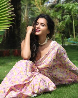 Tithi Raaj Instagram - Could barely keep my eyes open in this monsoon sun and beach breeze. But in a saree so pretty.. one’s gotta pose ! 
.
USE CODE : TITHIASEEM05 & avail a 5% discount on purchase.

Celebrating a fusion of timeless elegance, beauty, style & functionality in every drape with this pre stitched saree by @aseembyaseemshakti 
.
#birthdaygift #sareecollaboration #fashionfusion #timelesselegance #prestitchedsaree #oneminutesaree #allthingsart