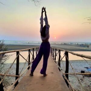 Tithi Raaj Instagram - एक हसीन शाम को 
दिल मेरा खो गया ✨ 
.
#sun #sunset #scenery #sky #orange #serene #stretch #calm #good #🌸 #energy #goodvibes #allthingsart #💕