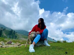 Tithi Raaj Instagram - Mary had a little lamb..
So did I , for a while ;)
Then I let it go ..
Cause that’s how energies flow ✨
#letgo 
#🐑 #🌱 
.
#sky #winter #hills #beauty #love #lamb #sheep #red #white #yellow #green #blue #goodvibes #✨