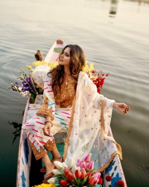 Tithi Raaj Instagram - Feeling white and gold 🧡🤍
Subtle and bold ✨
in this beautiful bridal wear by @vieenrosedesignerstore 
All things beauty by: @rehasbeautyclinic 
.
#shikara #shoot #kashmiri #traditions #travel #beauty #culture #allthingsart
