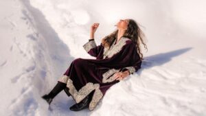 Tithi Raaj Instagram - Snow-capped meets Sunkissed 
.
#❄️ #☀️ 
#snow #snowflakes #snowfall #white #winter #walks #peace #love #december #mountains #festival #lights #traditions #pheran #kashmir #sun #shine #bliss #happyplace #travel #lifestyle #✨ #💜
