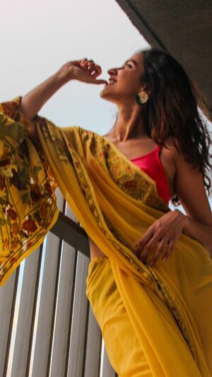 Tithi Raaj Instagram - हमेशा इश्क़ में ही जीना ✨
.
#saree #aesthetic #nofilter #throwback #evenings #beauty #allthingsart