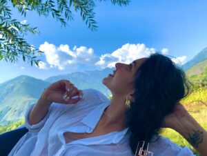 Tithi Raaj Instagram - Raindrops & Roses & Mountains & Poses #💜 
These are a few of my Favourite Things #💕 #🌹 #🏔 
.
#favorite #place #happy #content #peace #quiet #calm #afternoon #nature #mountains #trees #bliss #allthingsart #nevercominghome cuz … #home #already