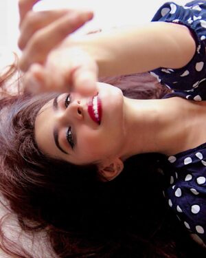 Tithi Raaj Instagram - कितने दूर 
कितने पास 
#🖤 
.
#love #life #laughter #smile #energy #positivevibes #good #day #goodvibes #allthingsart #🌸