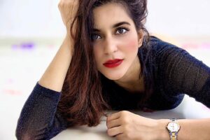 Tithi Raaj Instagram - Watching You Watching Me 😉
.
In love with the dual tone metal strap and Swarovski®️ studded dial. My new #iconiclinklumine from @danielwellington ✨
.
#danielwellington #luxury #lifestyle #class #simplicity #goodtimes #good #life #goodvibes #🌸