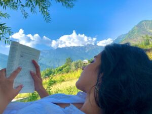 Tithi Raaj Instagram - Raindrops & Roses & Mountains & Poses #💜 
These are a few of my Favourite Things #💕 #🌹 #🏔 
.
#favorite #place #happy #content #peace #quiet #calm #afternoon #nature #mountains #trees #bliss #allthingsart #nevercominghome cuz … #home #already