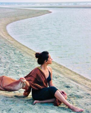 Tithi Raaj Instagram - लेहेरों की बस्ती में 
गगन से दूर #🌊 
.
#beach #sun #sea #calm #serene #state #of #mind #mindfulness #happy #simple #pleasure #allthingsart #💙