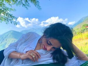 Tithi Raaj Instagram - Raindrops & Roses & Mountains & Poses #💜 
These are a few of my Favourite Things #💕 #🌹 #🏔 
.
#favorite #place #happy #content #peace #quiet #calm #afternoon #nature #mountains #trees #bliss #allthingsart #nevercominghome cuz … #home #already