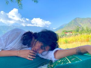 Tithi Raaj Instagram - Raindrops & Roses & Mountains & Poses #💜 
These are a few of my Favourite Things #💕 #🌹 #🏔 
.
#favorite #place #happy #content #peace #quiet #calm #afternoon #nature #mountains #trees #bliss #allthingsart #nevercominghome cuz … #home #already