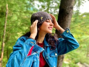 Tithi Raaj Instagram - टोपी पहनाना आसान है 
पहन्ना मुश्किल 😋
.
The last one though ! 
#struggle #is #real #fun #life #fashion #allthingsart 
Denim jacket : @forever21_in