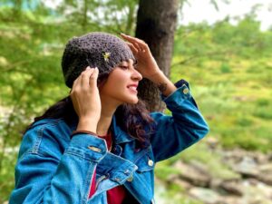 Tithi Raaj Instagram - टोपी पहनाना आसान है 
पहन्ना मुश्किल 😋
.
The last one though ! 
#struggle #is #real #fun #life #fashion #allthingsart 
Denim jacket : @forever21_in