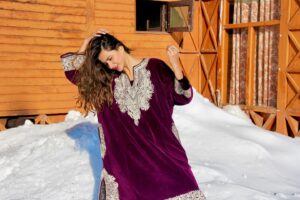 Tithi Raaj Instagram - Chal ab wahan 💜 
#takemeback #gooddays 
.
#winter #sun #kissed #cold #snow #ice #purple #traditionalwear #pheran #kashmir #ethnic #travel #culture #lifestyle #allthingsart #💜