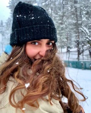 Tithi Raaj Instagram - #postcard #memoriesforlife ❄️
#happy #place 
.
#snow #snowflakes #snowfall #white #winter #love #december #mountains #festival #lights #sun #shine #bliss #blogger #travel #lifestyle #✨ #♥️