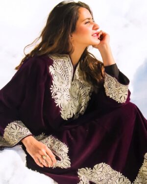 Tithi Raaj Instagram - Kashmir Appreciation post in 42 degrees. 🥵🥶
.
#❄️ #☀️ 
#snow #snowflakes #snowfall #white #winter #walks #peace #love #december #mountains #festival #lights #traditions #pheran #kashmir #sun #shine #bliss #happyplace #travel #lifestyle #✨ #💜