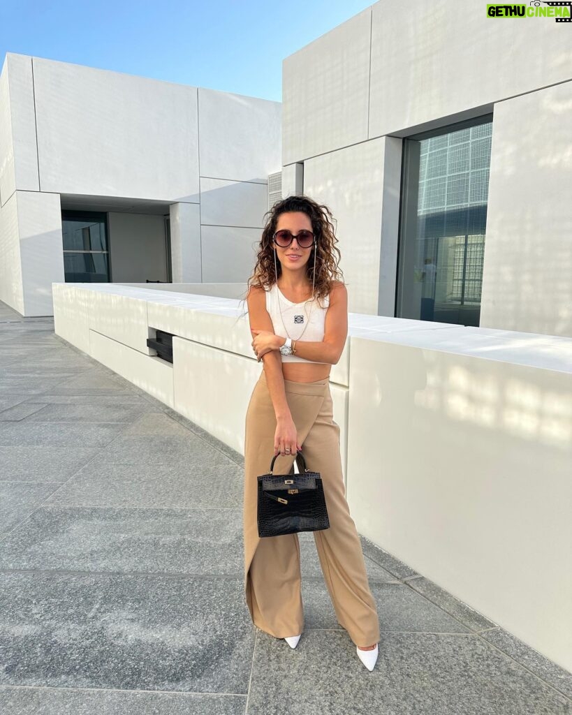 Tiziri Digne Instagram - 📍Abu Dhabi Réf de ma tenue : Top @loewe Pantalon @zara 3046/293 #styleblogger #outfitinspiration #lookdujour #ootdfashion #zarawoman