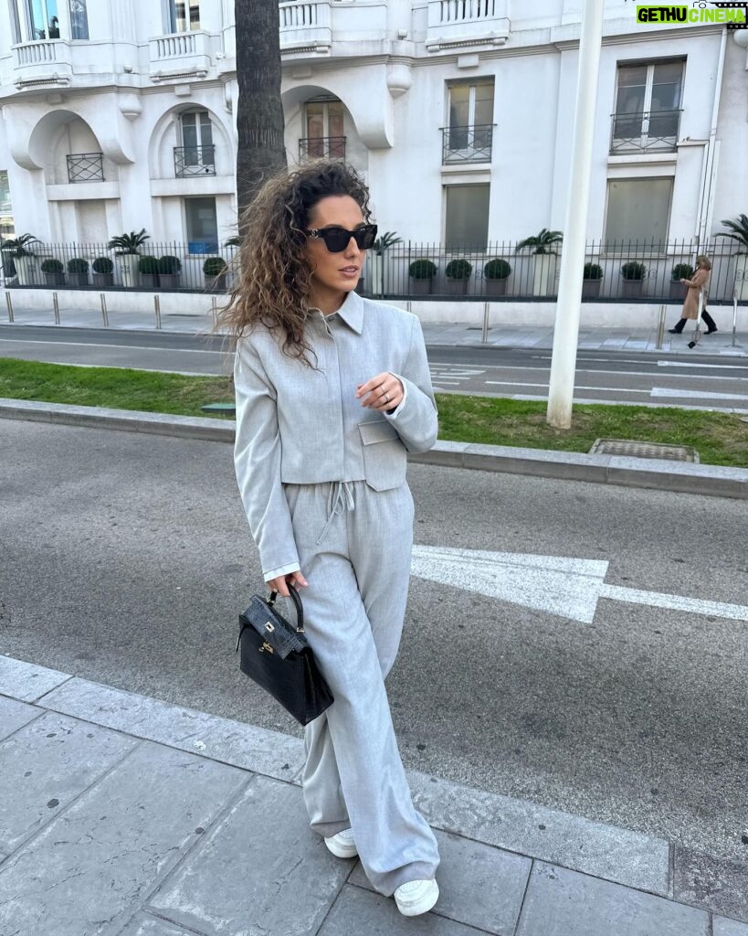 Tiziri Digne Instagram - Cannes is always a good idea ☀️ Qui a le plus beau look ? Isaho, Inaya ou moi ? 😜 #family #famille #lookdujour #outfitinspiration #cannes #frenchriviera