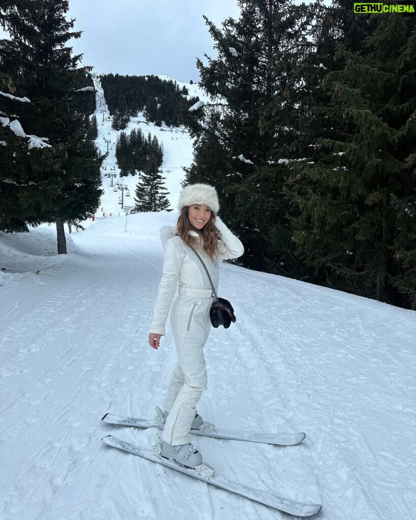 Tiziri Digne Instagram - Ski adventure ❄️ Vous avez quel niveau de ski ? Pour moi c’est reparti pour des leçons de ski, des chutes et de la rigolade ! Suivez tout ça en story ! ❤️ #skiwear #snowday #skioutfit #ski #courchevel #outfitinspiration