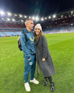 Tiziri Digne Instagram - About last night … ⚽️ J’ai emmené les enfants au stade hier, ils étaient trop heureux ! Ils ont fait l’entrée sur le terrain avec les joueurs pour le plus grand bonheur d’Isaho (photo 5) & ils ont joué un peu à la fin du match, alors que perso j’avais juste envie de rentrer 😂 (cf ma tête sur la photo 2) #football #gameday #premierleague #famille #family #love