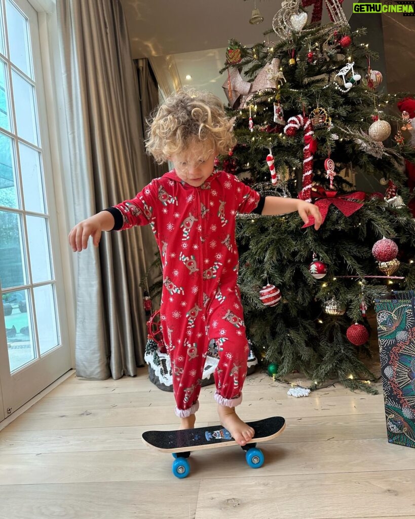 Tiziri Digne Instagram - Le père noël est passé… 🎅🏼🎁 Vos enfants ont eu de beaux cadeaux ? & vous ? Dites moi tout 🤩🤩 #christmas #kids #family #famille